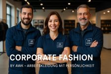 Drei Mitarbeiter in moderner Corporate Fashion von AWK, freundlich lächelnd im Showroom in Fellbach, mit Logo-Platzhaltern auf der Arbeitskleidung.